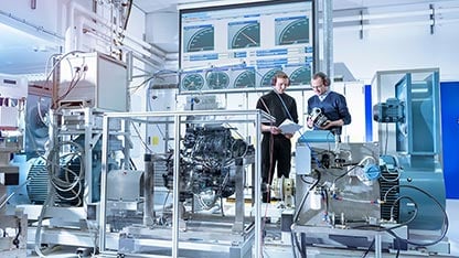 Cientistas no laboratório de pesquisa automotiva de turbocompressores.