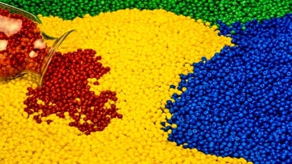 Contas de polímero vermelhas, azuis, amarelas e verdes.