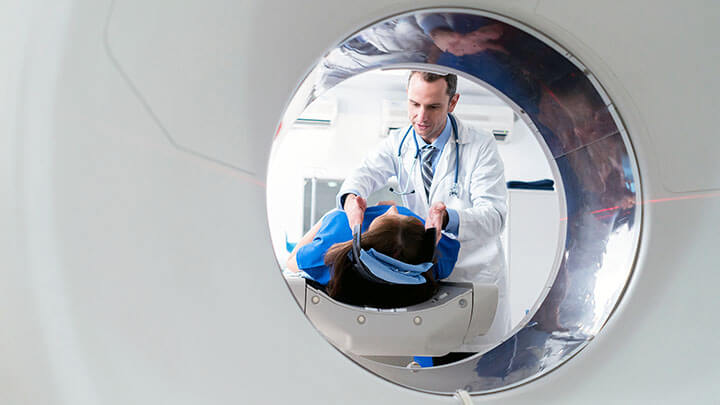Médico conversando com o paciente antes de uma ressonância magnética.