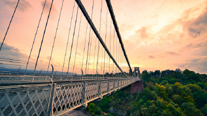 Consultoria em engenharia: Foto de ponte tirada em perspectiva com floresta ao fundo
