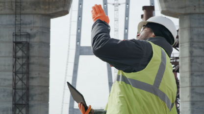 Engenharia do proprietário: engenheiro guiando atividade em ponte