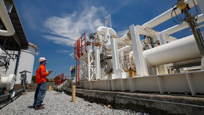 fiscal em planta industrial fiscalizando obra