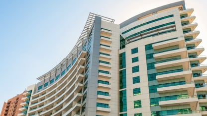 Vista ângulo baixo de um hotel